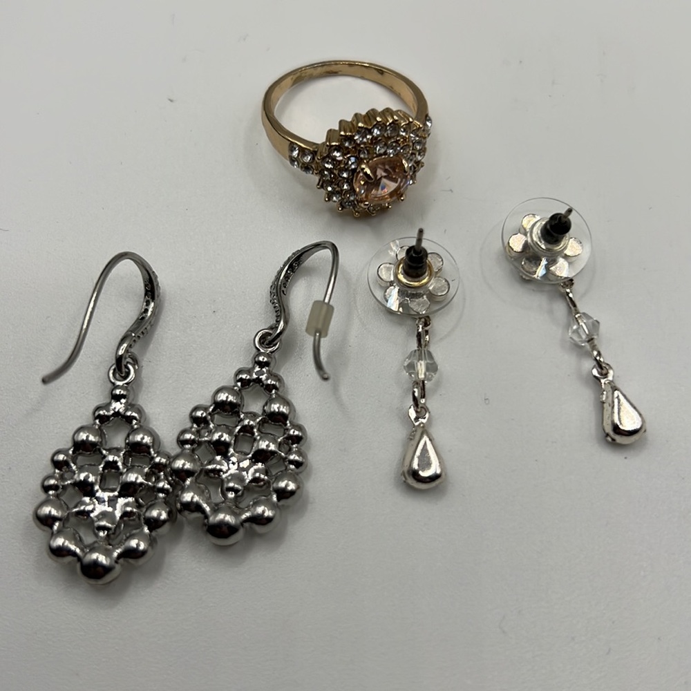 SPARKLE BUNDLE! 2 PAIRS OF EARRINGS AND ONE RING, SIZE 8 - Picture 7 of 9